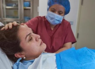 POROĐAJ KOJI JE TRAJAO PUNIH 8 SATI: Ono što su izvukli iz MAJČINE utrobe zaprepastilo je sve doktore (FOTO)