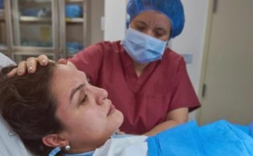 POROĐAJ KOJI JE TRAJAO PUNIH 8 SATI: Ono što su izvukli iz MAJČINE utrobe zaprepastilo je sve doktore (FOTO)