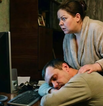 Noć kada je istina zasvetlela na ekranu: žena je mislila da muž spava, a onda je pročitala poruku koja menja sve