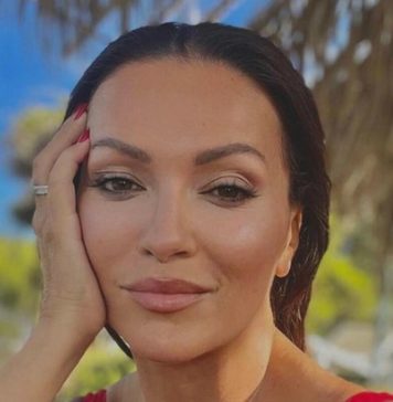 BRUKA! PJEVAČICA SE SKINULA U PEDESETIM PA POKAZALA SA ČIME RASPOLAŽE! (FOTO)