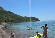 Kupači na plaži u Crnoj Gori NISU MOGLI DA VERUJU OČIMA! Zbog onoga što su videli u PLIĆAKU, odmah su pobjegli… (VIDEO) Kupači na plaži u Crnoj Gori NISU MOGLI DA VERUJU OČIMA! Zbog onoga što su videli u PLIĆAKU, odmah su pobjegli… (VIDEO) - featured image
