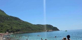 Kupači na plaži u Crnoj Gori NISU MOGLI DA VERUJU OČIMA! Zbog onoga što su videli u PLIĆAKU, odmah su pobjegli… (VIDEO) - featured image