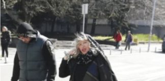 Pala na najniže grane, a do nedavno punila dvorane! Pjevačica (71) skuplja sve što nađe pored kontejnera - featured image