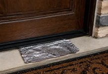 Komad aluminijumske folije stavite ispred kućnih vrata: Preko noći riješićete se velikog problema Komad aluminijumske folije stavite ispred kućnih vrata: Preko noći riješićete se velikog problema - featured image