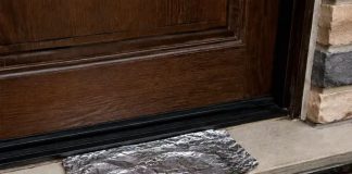 Komad aluminijumske folije stavite ispred kućnih vrata: Preko noći riješićete se velikog problema - featured image
