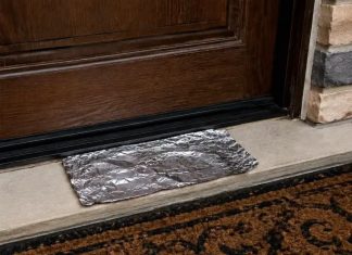 Komad aluminijumske folije stavite ispred kućnih vrata: Preko noći riješićete se velikog problema - featured image