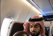 Mlada žena je slučajno zaspala u avionu i naslonila glavu na rame najbogatijeg i najstrašnijeg muškarca u cijelom gradu. Ali ono što je Šeik sljedeće uradio ostavilo je sve putnike u šoku… 😱 😱