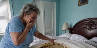 Oprala sam plahte sedam puta, ali neobičan miris mojeg supruga i dalje nije nestajao… No kada sam vlastitim rukama rasporila madrac, istina skrivena u njemu sledila mi je srce i u jednom trenutku uništila naš osmogodišnji brak. - featured image