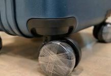 Svi ovo rade pred put, a retko ko zna zašto: Stavite lepljivu traku na točkiće kofera i rešite veliki problem - featured image