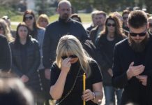 ĆERKU SAŠE POPOVIĆA NA GROBU SAČEKAO OVAJ ČOVEK! Uručio joj kovertu, Aleksandra se slomila kad je otvorila: Evo šta je bilo u njoj - featured image