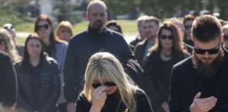 ĆERKU SAŠE POPOVIĆA NA GROBU SAČEKAO OVAJ ČOVEK! Uručio joj kovertu, Aleksandra se slomila kad je otvorila: Evo šta je bilo u njoj - featured image