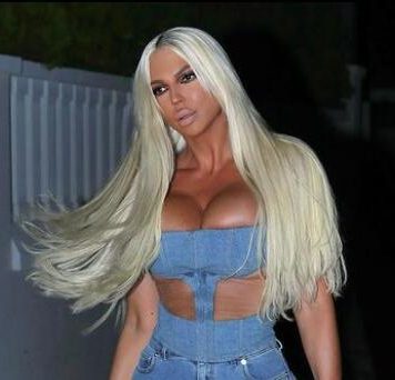 JELENA KARLEUŠA POKAZALA MACU! Vidi se apsolutno CELA, muškarac je dira sa obe ruke! (FOTO) - featured image