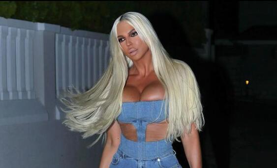JELENA KARLEUŠA POKAZALA MACU! Vidi se apsolutno CELA, muškarac je dira sa obe ruke! (FOTO) - featured image