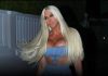 JELENA KARLEUŠA POKAZALA MACU! Vidi se apsolutno CELA, muškarac je dira sa obe ruke! (FOTO)
